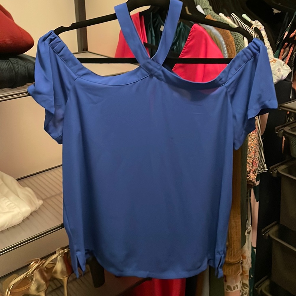 Loft crisscross neck with off shoulder sleeve blouse!